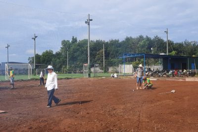 Không khí vui tươi, tích cực trong ngày khởi công đổ sân bóng chuyền trường THPT Nguyễn Tất Thành